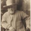 MBPH0103 : Maurice Boussus, Antoine Bourdelle assis avec un chapeau de berger à bords, vers 1920-1929, tirage au charbon, 27,3 x 20,7 cm