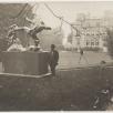 MBPH0302 : Anonyme, Antoine Bourdelle près de l'Héraklès archer chez Gabriel Thomas, dans le parc de Bellevue à Meudon, vers 1910, tirage au gélatino-bromure d'argent, 18 x 23,5 cm