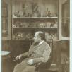 MBPH4020 : Henri MANUEL, Antoine Bourdelle assis dans son appartement, de profil, tirage au gélatino-bromure d'argent, 32,5 x 24,8 cm