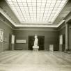 MBPH4149 : G. Mansy, Exposition Bourdelle au Palais des Beaux-arts de Bruxelles : salle avec reliefs du théâtre des Champs-Elysées et  Pénélope, 1928, tirage au gélatino-bromure d'argent, 16,7 x 22,8 cm 