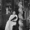 MBPV3622 : Anonyme ou Antoine Bourdelle, Marie Bermond dans l'appartement de Bourdelle, vers 1900, négatif sur verre au gélatino-bromure d'argent, 12 x 9 cm 