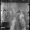 MBPV3771 : Anonyme ou Antoine Bourdelle, Stéphanie Van Parys et son fils Pierre Bourdelle, Cléopâtre et Fanny Sevastos, dans l'atelier, vers 1907, négatif sur verre au gélatino-bromure d'argent, 12 x 9 cm