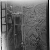 MBPV992 : Anonyme, Antoine Bourdelle et deux ouvriers, dont Bänninger, près du bas-relief de l'Opéra de Marseille, dans l'atelier , vers 1924, négatif sur verre au gélatino-bromure d'argent, 12 x 9 cm 