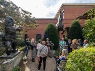 Un groupe d'adultes en visite au musée Bourdelle