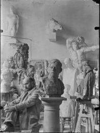 Antoine Bourdelle dans son atelier, vers 1907-1908
